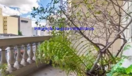 Apartamento 238m², 03 dormitórios, 03 banheiros e 02 vagas na garagem.   Condomínio com portaria 24hrs e salão de festa.  Excelente localização.