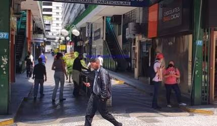 Loja 25m², 01 banheiro.  Condomínio com segurança.  Excelente localização á 4 minutos andando para a estação do metrô Anhangabaú;