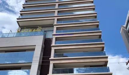 Apartamento 160m², 03 dormitórios (sendo suítes), 04 banheiros e 02 vagas na garagem.   Condomínio com portaria, segurança 24hrs, piscina.