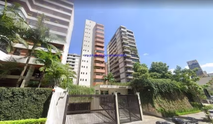 Condomínio com portaria, piscina e salão de festa.   Excelente localização entre as Ruas Cojuba, Tabapuã e Salvador Cardoso; Próximo da estação