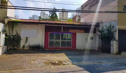 Casa Comercial 260m², recepção, 03 salas, 02 banheiros e 03 vagas na garagem.    Excelente localização entre as Ruas Doutor Tomás Carvalhal, Achilles