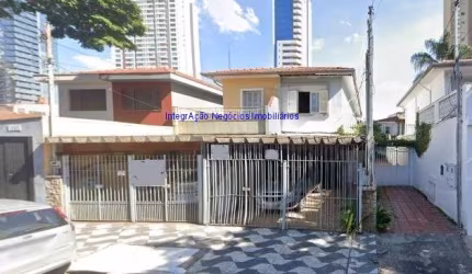 Sobrado Comercial 250m², 03 salas, 01 salão, 01 banheiro e 02 vagas na garagem.   Excelente localização entre as Ruas Conceição de Monte Alegre.