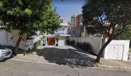 Loja 251m², sendo um salão no térreo, com recepção, sala de espera, copa, 02 banheiros, sala auxiliar, trocador, com espaço para estoque e 04 vagas.