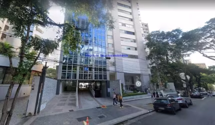 Conjunto Comercial 104m², 01 banheiro e 01 vaga na garagem.  Condomínio com recepção e segurança 24hrs.  Excelente localização.