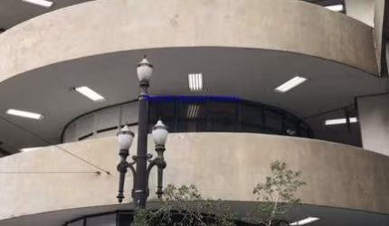Conjunto Comercial 146m², 02 banheiros.   Condomínio com recepção.  Excelente localização á 8 minutos andando para a estação do metrô Anhangabaú;