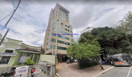 Conjunto Comercial MOBILIADO 61m², 02 banheiros e 01 vaga na garagem.  Condomínio com recepção e segurança 24hrs.  Excelente localização