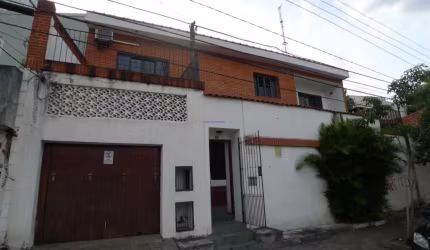 Casa Residencial 228m², 03 dormitórios (sendo 01 suíte), 04 banheiros e 04 vagas de garagem.    Excelente localização