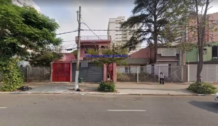 Casa Comercial 228m², 02 banheiros e 02 vagas na garagem.    Excelente localização á 7 minutos andando para a estação do metrô Hospital São Paulo;