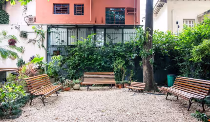Apartamento 137.40m², 03 dormitórios (sendo 01 suíte), 03 banheiros e 01 vaga na garagem.    Condomínio com portaria.    Excelente localização.