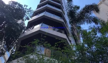 Apartamento 130m², 03 dormitórios ( sendo 01 suite) 03 banheiros e 02 vagas na garagem.  Condomínio com portaria, segurança 24hrs, jardim, piscina