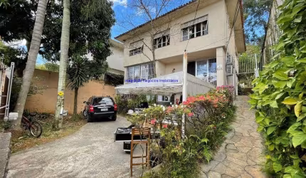 Casa 490m², 04 quartos (sendo 01 Suite), 04 banheiros, 01 cozinha e  02 vagas na garagem.  Excelente localização entre as Ruas Itajaçu e Itajubá