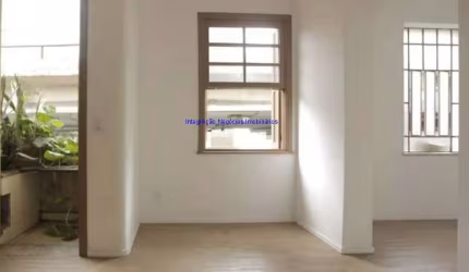 Apartamento 83m², 02 dormitórios com 03 reversível e 01 banheiro,   Condomínio com portaria.   Excelente localização.