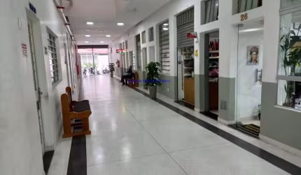 Loja 23m², em galeria contendo três repartições. O banheiro é de uso coletivo ha um banheiro masculino e outro banheiro nos funddos da galeria.