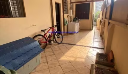 Sobrado Residencial 340m², 05 dormitórios, 03 banheiros e 01 vaga na garagem.   Excelente localização entre as Ruas Tenente Otávio Gomes