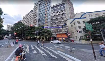 Conjunto Comercial 200m² e 04 banheiros.    Condomínio com recepção e segurança.  Excelente localização