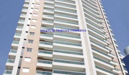 Apartamento 245m², 04 dormitórios (sendo suítes), 05 banheiros e 04 vagas na garagem.   Condomínio com portaria, segurança 24hrs, piscina aquecida.