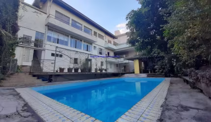 Casa Residencial 400m², com  com três andares, 05 dormitórios, 06 banheiros,  02 terraços, 05 vagas na garagem. Possui piscina grande 10x5m,