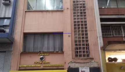 Prédio comercial 567m², com 3 andares, entrada privativa, 03 amplas salas com 140m² área útil cada, 06 banheiros e corredor, 189m² área total.
