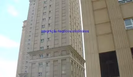 Apartamento cobertura 702,79m², 04 dormitórios (sendo suítes), 05 banheiros e 06 vagas na garagem.  Condomínio com portaria, segurança 24hrs, piscina
