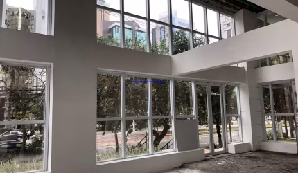 Loja 257m², 01 banheiro e 10 vagas na garagem .   Excelente localização entre as Ruas Leon Foucault, Heinrich Hertz e Avenida Engenheiro