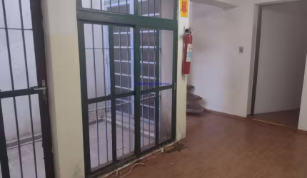Casa sobrado comercial 300m², 15 salas, 05 banheiros, e 01 vaga na garagem.  Excelente localização á 8 minutos andando para a estação do metrô