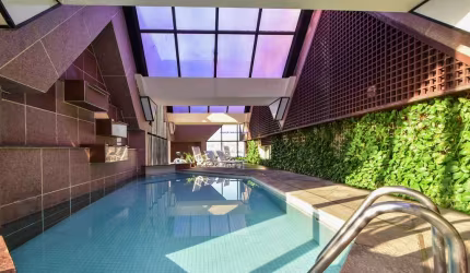 Condomínio com portaria, segurança 24hrs, Piscina, Academia e Área Verde.  Excelente localização entre as Avenidas Nove de Julho, Brigadeiro Faria