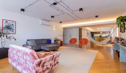 Apartamento 253,20m², 04 dormitórios (sendo 02 suítes), 04 banheiros e 02 vagas na garagem.  Condomínio com portaria, segurança 24hrs, Lazer infantil