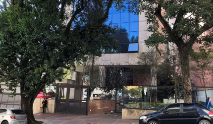 Conjunto Comercial 102m², 03 banheiros e 02 vagas na garagem.    Condomínio recepção e segurança 24hrs.   Excelente localização,