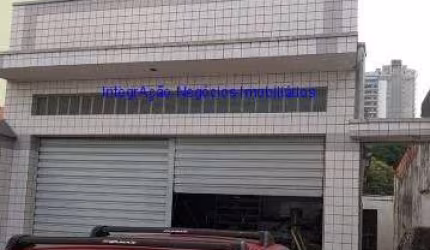 Terreno 372m², possui uma casa antiga de 90m² com uma garagem coberta na frente e mais uma garagem para 02 carros.  Excelente localização