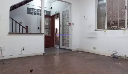 Prédio/Casa/Sobrado 700m², possui 04 pavimentos, com 06 banheiros, 01 cozinha e 01 vaga na garagem.   Excelente localização