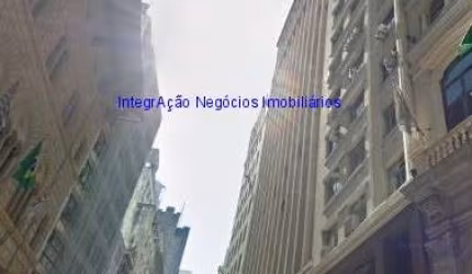 Condomínio com recepção e segurança.  Excelente localização á 4 minutos andando para as estações do metrô São Bento e Sé; Entre as Ruas General