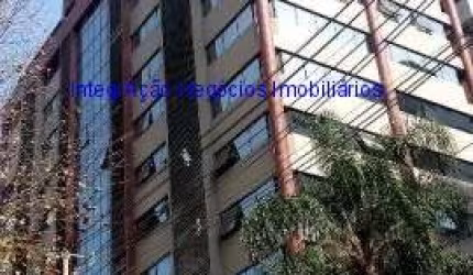 Conjunto Comercial Cobertura 87m², sendo 70m² de área interna e 17m² de terraço; Possui 02 banheiros e 02 vagas na garagem.   Condomínio com recepção