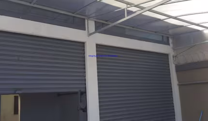 Loja 200m², 03 banheiros e 04 vagas na garagem. Imóvel com é direito duplo e mezanino.  Excelente localização entre as Ruas Lourenço Marques,