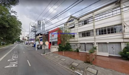 Sobrado Comercial 550m², 04 salas, 03 banheiros e 05 vagas na garagem.   Excelente localização entre as Ruas Ezequiel Ramos, Camé