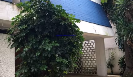 Casa Térrea Comercial ou Residencial 348m², 03 dormitórios, 02 banheiros e 04 vagas na garagem.  Excelente localização entre as Ruas Safira, Cruz