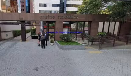 Conjunto Comercial 200m², com 03 banheiros e 05 vagas na garagem.  Condomínio com recepção e segurança 24hrs.  Excelente localização