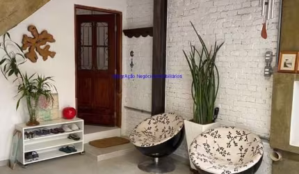 Sobrado Residencial ou Comercial 142m², 03 dormitórios (sendo 02 suítes), 03 banheiros e 01 vaga na garagem.   Excelente localização á 9 minutos andan