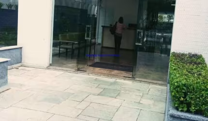 Conjunto Comercial 32m², 01 banheiro e 01 vaga na garagem.  Condomínio com recepção e segurança 24hrs.  Excelente localização