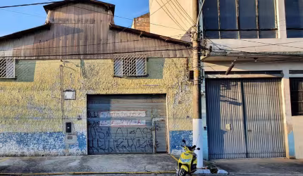 Galpão 510m², 03 banheiros; Possui dois mezanino estrutura em metal e vestiário com chuveiro.  Excelente localização entre as Ruas Leme da Silva.