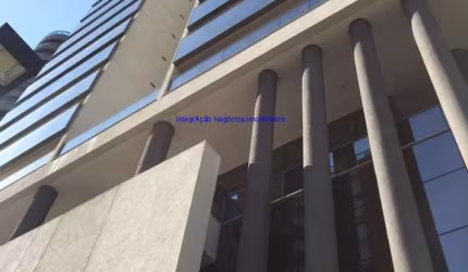 Apartamento 192m², 03 dormitórios (sendo suítes), 04 banheiros e 04 vagas na garagem.  Condomínio com portaria, segurança 24hrs, piscina adulto e infa