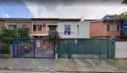 Sobrado 240m², 03 dormitórios (sendo suítes), 04 banheiros e 02 vagas na garagem.  Excelente localização entre as Ruas Hungria, Dona Ana Helena de Sal