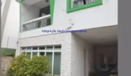 Sobrado Residencial 250m², 03 dormitórios (sendo 01 suíte), 04 banheiros e 02 vagas na garagem.  Excelente localização entre as Ruas Coronel Diogo,