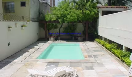 Condomínio com portaria, segurança, piscina, salão de festa, salão de jogos, quadra poliesportiva, playground, jardim e academia.