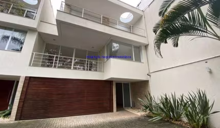 Casa 425m², 04 dormitórios (sendo suíte), 07 banheiros e 04 vagas na garagem.  Condomínio com segurança 24hrs, piscina e churrasqueira.