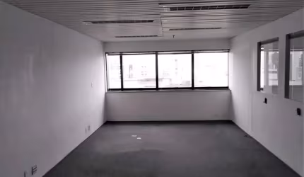 Conjunto Comercial 80.21m², 03 banheiros e 02 vagas na garagem.   Condomínio com recepção e segurança 24hrs.  Excelente localização