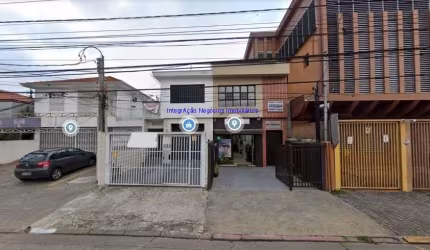 Sobrado 220m², 08 salas, 02 banheiros e 02 vagas na garagem.  Excelente localização á 9 minutos andando para a estação do metrô São Judas;
