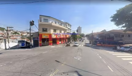 Prédio Misto - Comercial e Residencial 780m², com 03 salões comerciais, 04 banheiros e 07 apartamentos com um, dois ou três dormitórios.