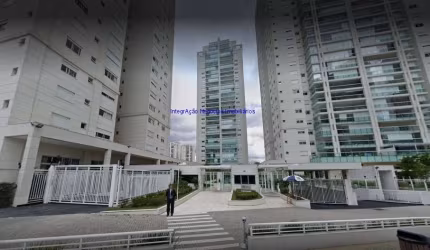 Apartamento 159m², 04 dormitórios (sendo 02 suítes), 05 banheiros e 02 vagas na garagem.  Condomínio com portaria, segurança 24hrs, piscina