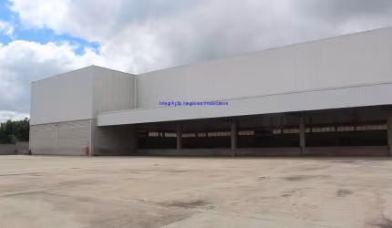 Galpão 9.088m², 05 banheiros e 108 vagas na garagem. Possui 21 vagas para caminhões e 87 vagas para carros.   Excelente localização próximo a Avenida