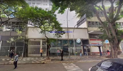 Apartamento 72m², 02 dormitórios e 01 banheiro.  Condomínio com portaria 24hrs.   Excelente localização.
